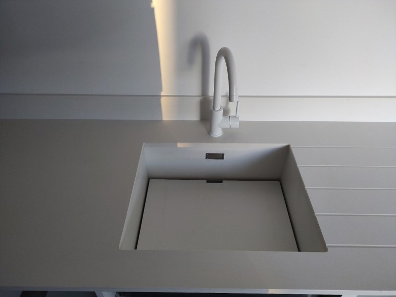 Plan de travail Laminam blanc avec évier intégré sous plan sur Sète